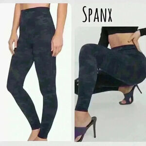 Spanx Look At Me Now Seamless Leggings- Black Camo size M
